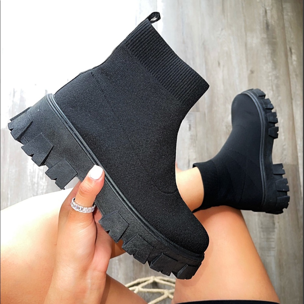 SIZE & FIT
Heel Height Approx: 2.5
Stretch Material
WIDE Ankle APPROVED
Pull On